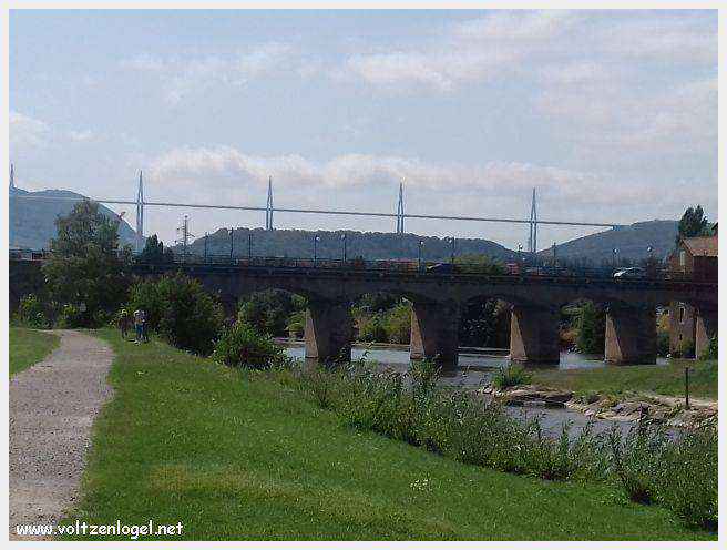 Vue panoramique de Millau avec le Viaduc et les Gorges du Tarn en arrière-plan