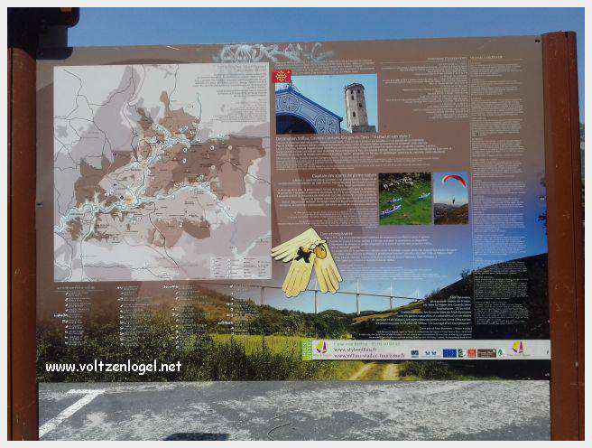 Vue panoramique de Millau avec le Viaduc et les Gorges du Tarn en arrière-plan