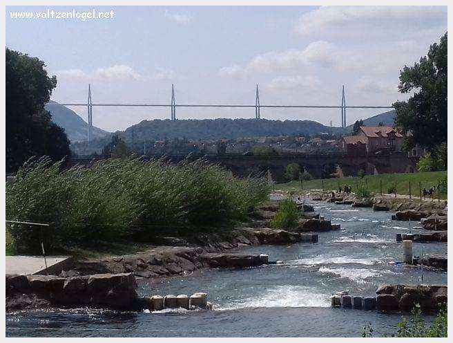 Vue panoramique de Millau avec le Viaduc et les Gorges du Tarn en arrière-plan