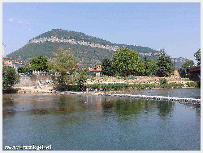 Vue panoramique de Millau avec le Viaduc et les Gorges du Tarn en arrière-plan