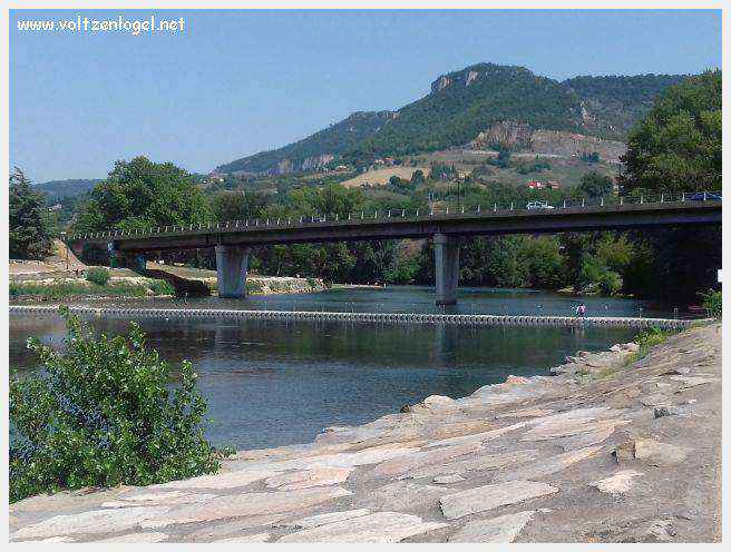 Vue panoramique de Millau avec le Viaduc et les Gorges du Tarn en arrière-plan