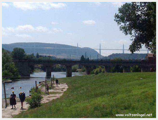 Vue panoramique de Millau avec le Viaduc et les Gorges du Tarn en arrière-plan