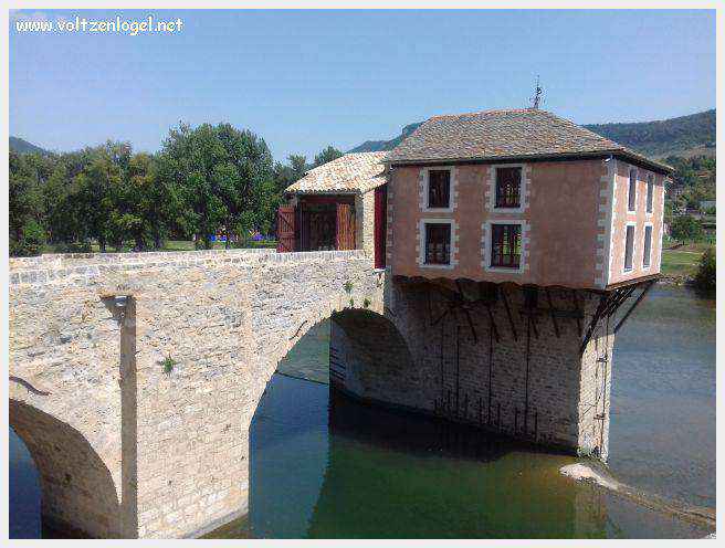 Vue panoramique de Millau avec le Viaduc et les Gorges du Tarn en arrière-plan
