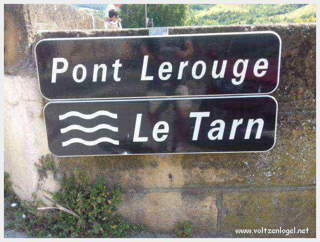 Vue panoramique de Millau avec le Viaduc et les Gorges du Tarn en arrière-plan