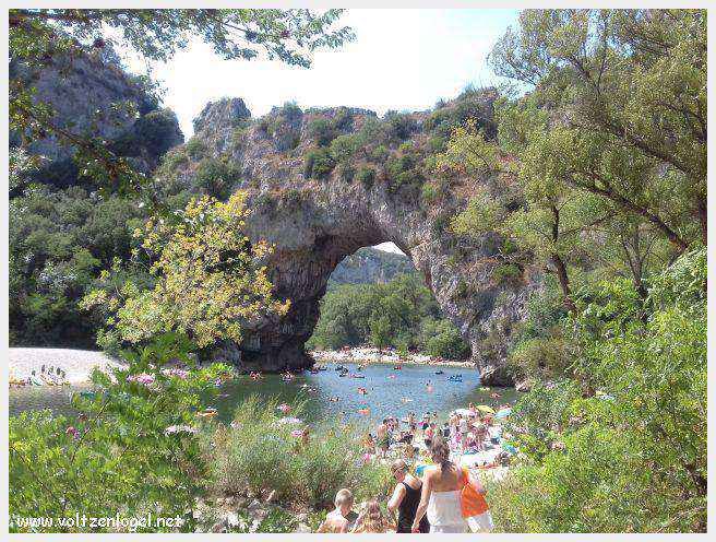 Les gorges de l'Ardèche. L'arche du Pont d'Arc. Descente de l'Ardèche en canoë