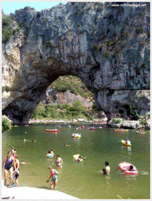 Le Pont d’Arc, une majestueuse arche naturelle dans les gorges de l'Ardèche