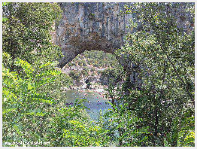 Les gorges de l'Ardèche. L'arche du Pont d'Arc. Descente de l'Ardèche en canoë