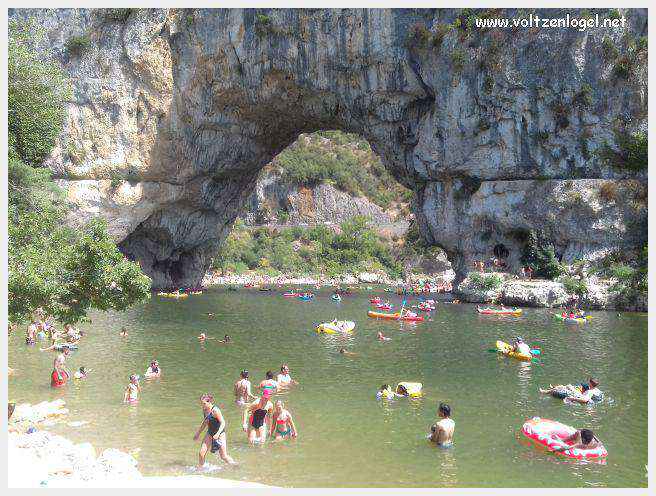 Le Pont d’Arc, une majestueuse arche naturelle dans les gorges de l'Ardèche