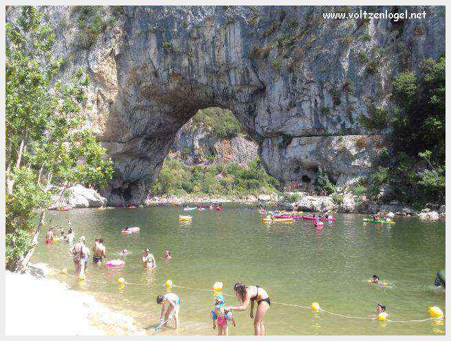 Le Pont d’Arc, une majestueuse arche naturelle dans les gorges de l'Ardèche