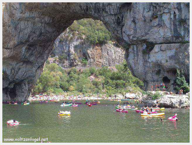 Le Pont d’Arc, une majestueuse arche naturelle dans les gorges de l'Ardèche