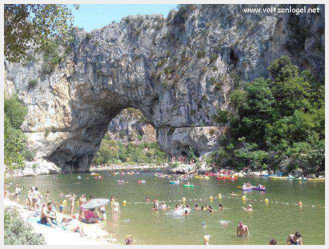 Le Pont d’Arc, une majestueuse arche naturelle dans les gorges de l'Ardèche