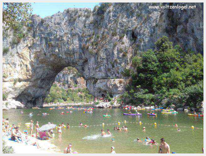 Le Pont d’Arc, une majestueuse arche naturelle dans les gorges de l'Ardèche