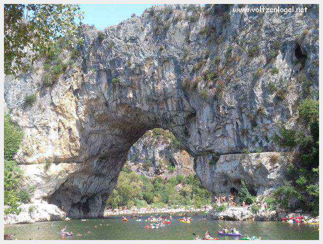 Le Pont d’Arc, une majestueuse arche naturelle dans les gorges de l'Ardèche