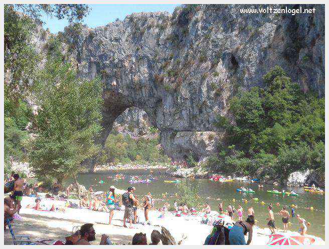 Le Pont d’Arc, une majestueuse arche naturelle dans les gorges de l'Ardèche
