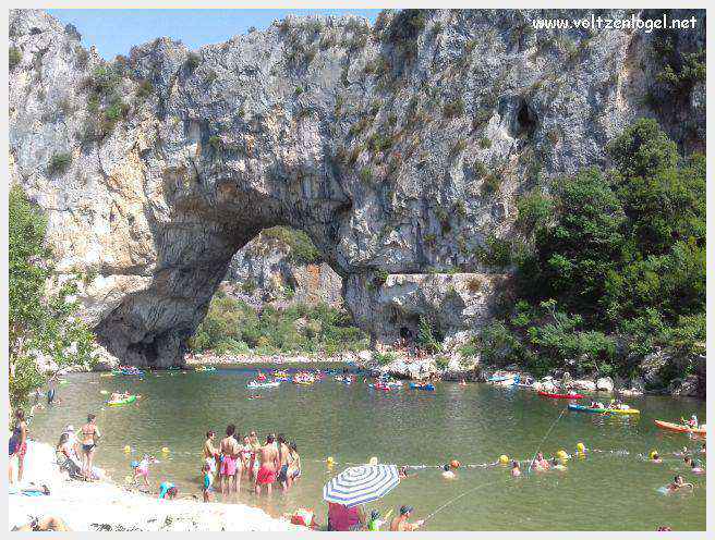 Le Pont d’Arc, une majestueuse arche naturelle dans les gorges de l'Ardèche