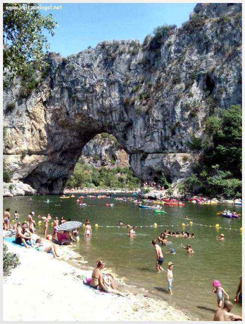 Le Pont d’Arc, une majestueuse arche naturelle dans les gorges de l'Ardèche