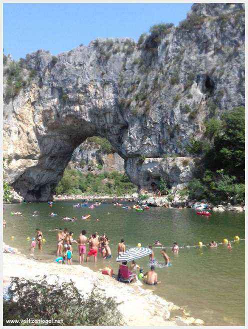 Le Pont d’Arc, une majestueuse arche naturelle dans les gorges de l'Ardèche