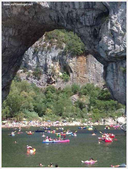 Le Pont d’Arc, une majestueuse arche naturelle dans les gorges de l'Ardèche