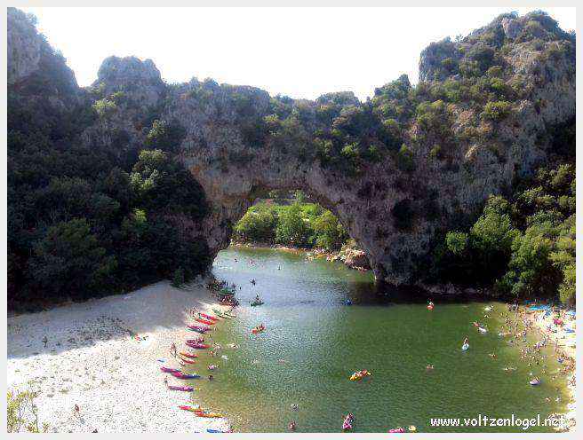 Le Pont d’Arc, une majestueuse arche naturelle dans les gorges de l'Ardèche