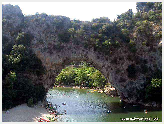 Le Pont d’Arc, une majestueuse arche naturelle dans les gorges de l'Ardèche