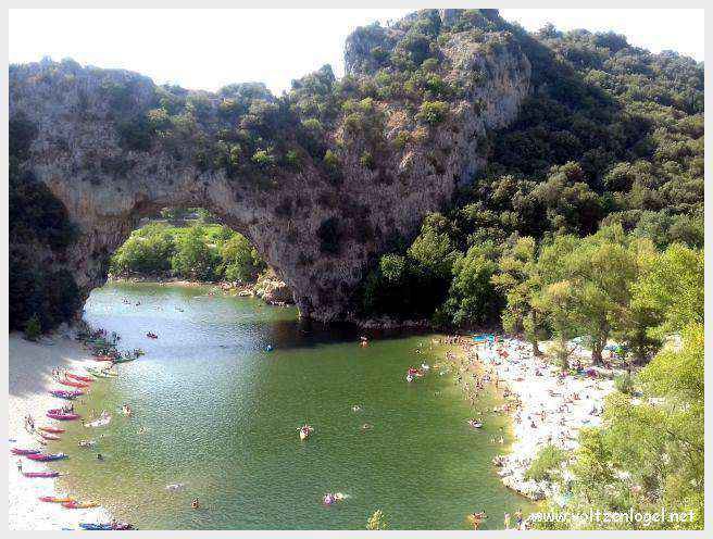 Le Pont d’Arc, une majestueuse arche naturelle dans les gorges de l'Ardèche
