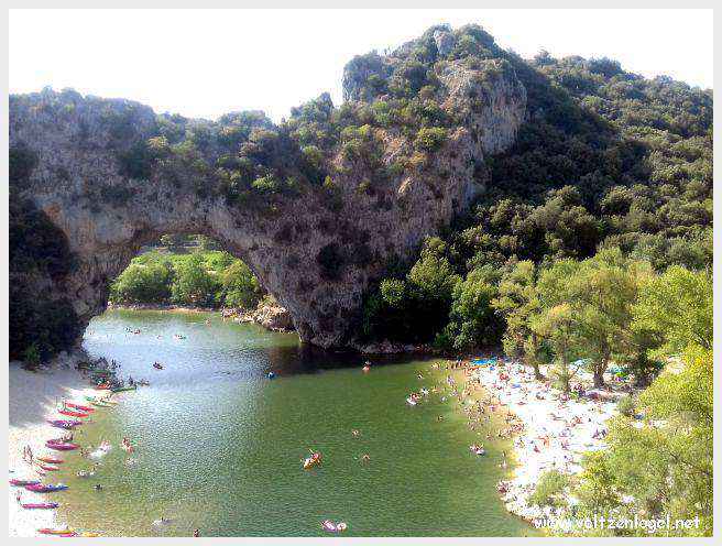 Le Pont d’Arc, une majestueuse arche naturelle dans les gorges de l'Ardèche