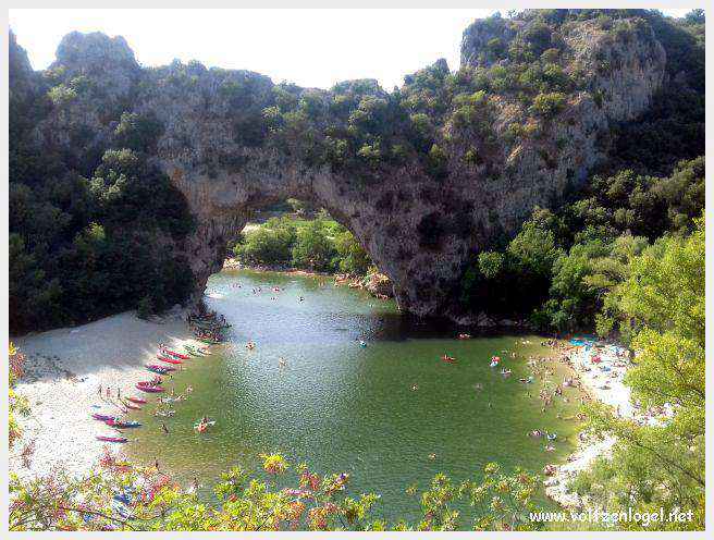 Le Pont d’Arc, une majestueuse arche naturelle dans les gorges de l'Ardèche