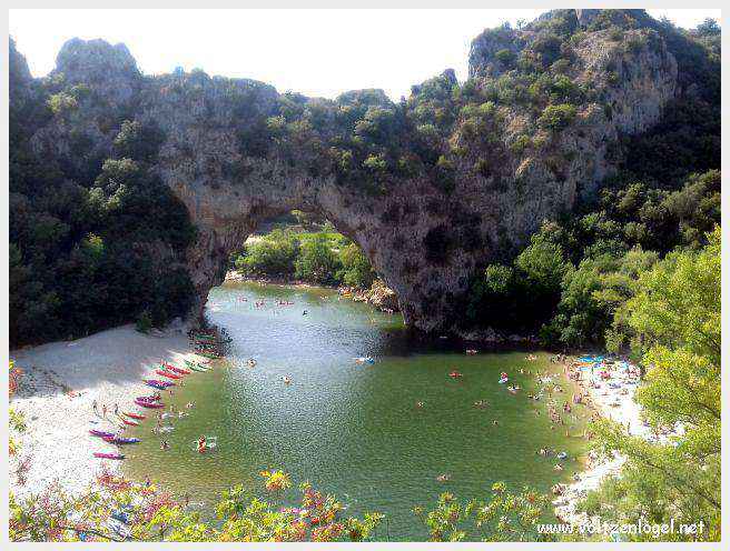 Le Pont d’Arc, une majestueuse arche naturelle dans les gorges de l'Ardèche