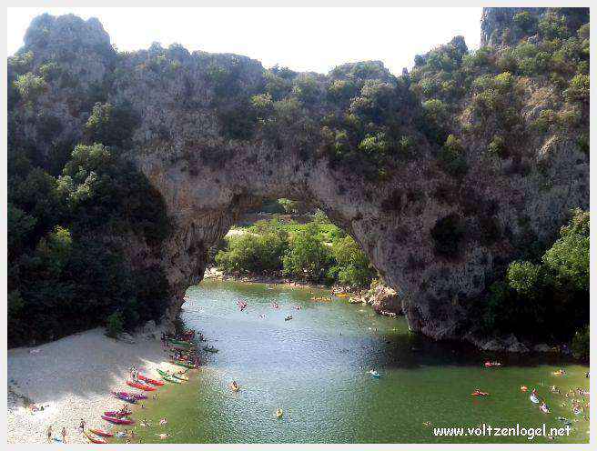 Le Pont d’Arc, une majestueuse arche naturelle dans les gorges de l'Ardèche