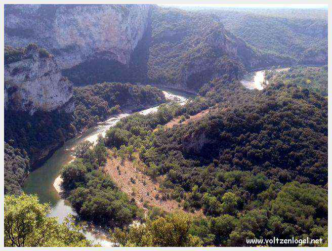 Le Pont d’Arc, une majestueuse arche naturelle dans les gorges de l'Ardèche