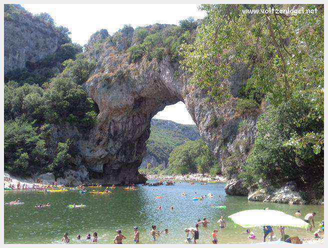 Le Pont d’Arc, une majestueuse arche naturelle dans les gorges de l'Ardèche