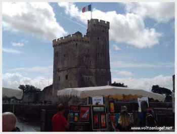 Tours médiévales de La Rochelle : symboles de son passé maritime.