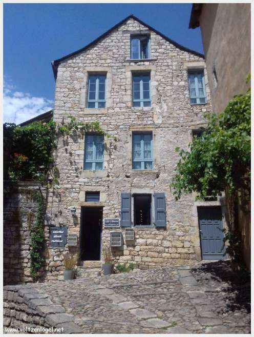 Vue pittoresque de Sainte-Enimie dans les Gorges du Tarn, village médiéval et nature spectaculaire