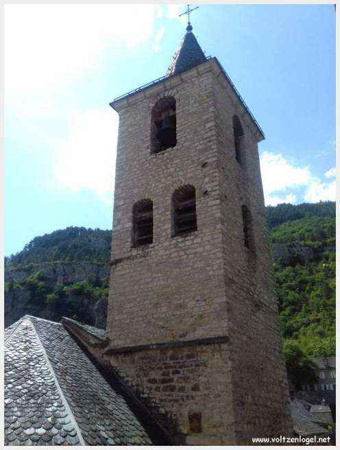 Vue pittoresque de Sainte-Enimie dans les Gorges du Tarn, village médiéval et nature spectaculaire