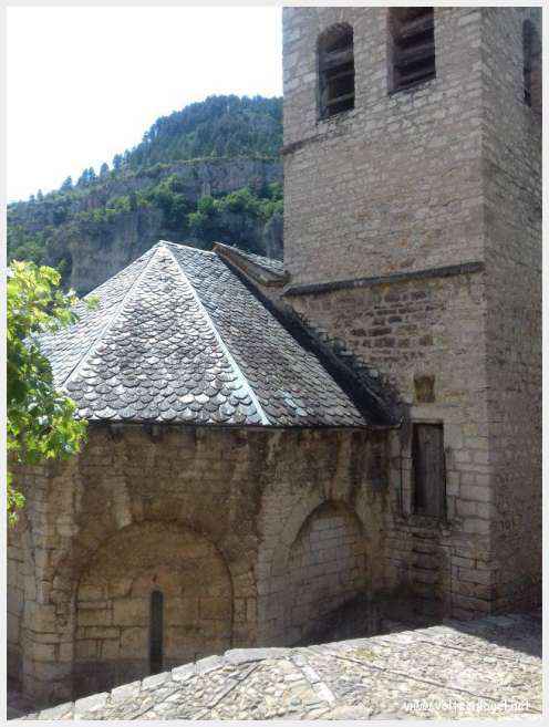 Vue pittoresque de Sainte-Enimie dans les Gorges du Tarn, village médiéval et nature spectaculaire
