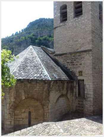 Charme médiéval à Sainte-Enimie, entre ruelles pavées et gorges du Tarn.