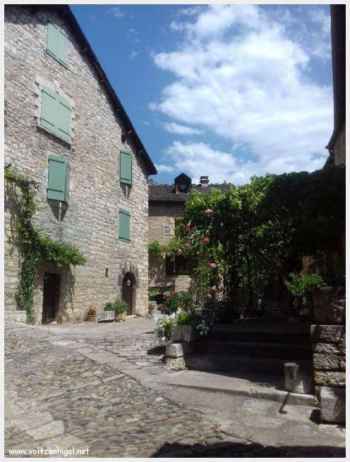 Sainte-Enimie, parmi les plus beaux villages de France, nichée dans les gorges.