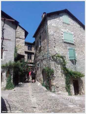 Détour pittoresque à Sainte-Enimie, entre maisons en pierre et passages voûtés.