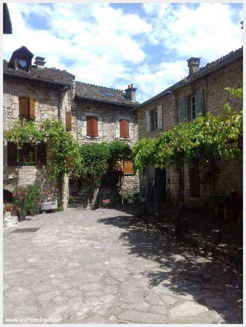 Vue pittoresque de Sainte-Enimie dans les Gorges du Tarn, village médiéval et nature spectaculaire