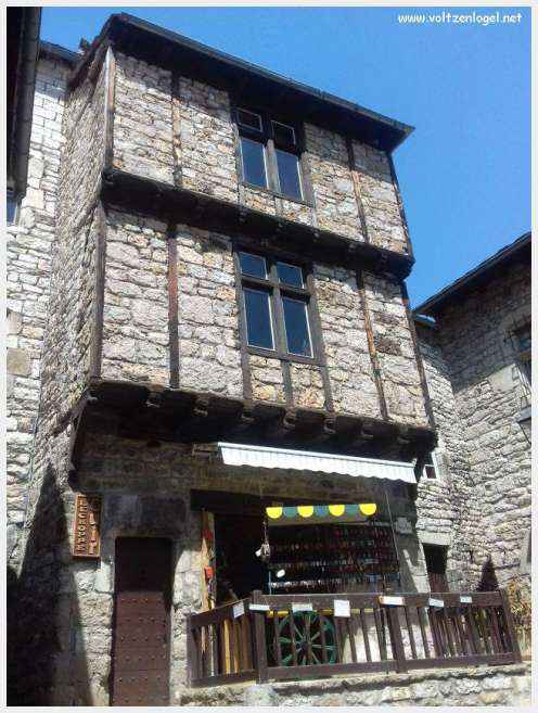 Vue pittoresque de Sainte-Enimie dans les Gorges du Tarn, village médiéval et nature spectaculaire