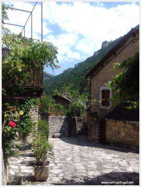 Vue pittoresque de Sainte-Enimie dans les Gorges du Tarn, village médiéval et nature spectaculaire