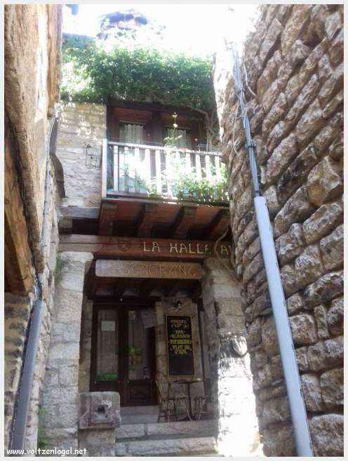 Vue pittoresque de Sainte-Enimie dans les Gorges du Tarn, village médiéval et nature spectaculaire