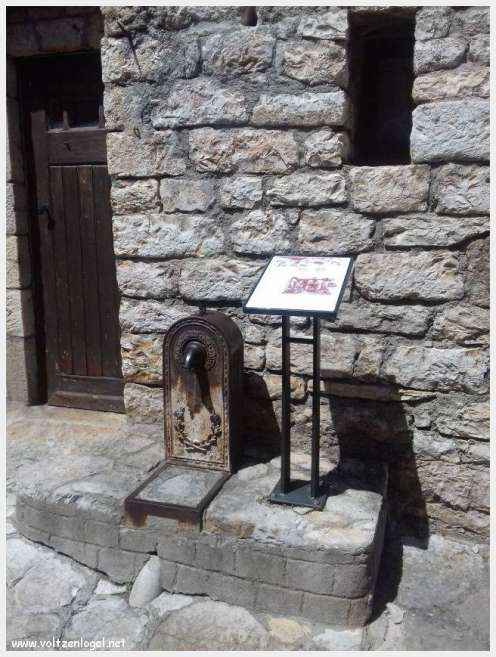 Vue pittoresque de Sainte-Enimie dans les Gorges du Tarn, village médiéval et nature spectaculaire