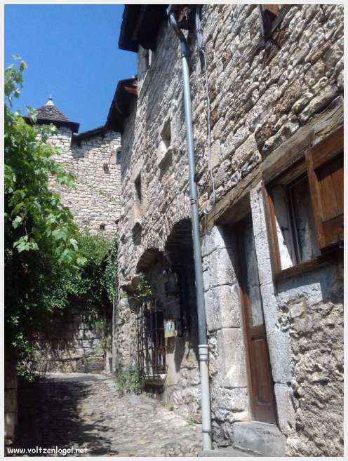 Vue pittoresque de Sainte-Enimie dans les Gorges du Tarn, village médiéval et nature spectaculaire