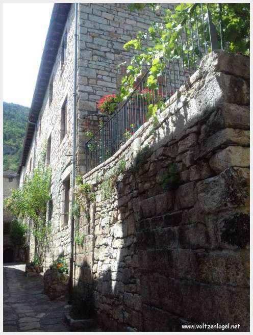 Vue pittoresque de Sainte-Enimie dans les Gorges du Tarn, village médiéval et nature spectaculaire