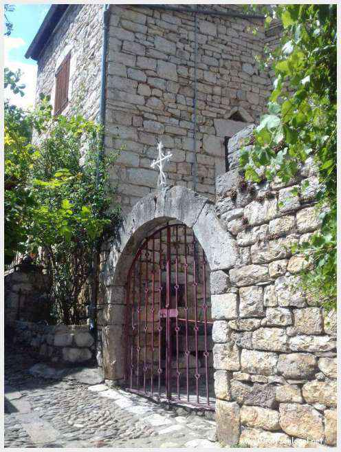 Vue pittoresque de Sainte-Enimie dans les Gorges du Tarn, village médiéval et nature spectaculaire