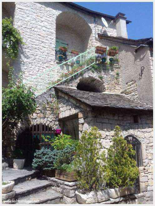 Vue pittoresque de Sainte-Enimie dans les Gorges du Tarn, village médiéval et nature spectaculaire