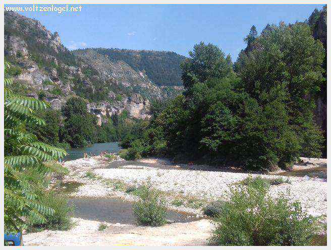 Sainte-Enimie : charme médiéval et nature des Gorges du Tarn.