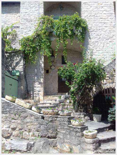 Vue pittoresque de Sainte-Enimie dans les Gorges du Tarn, village médiéval et nature spectaculaire