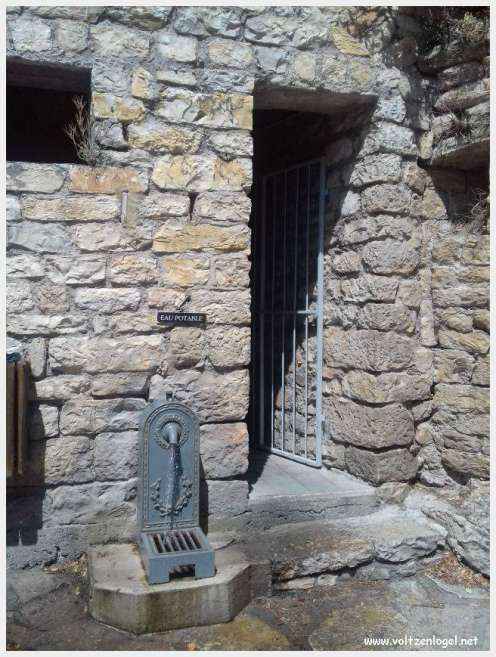 Vue pittoresque de Sainte-Enimie dans les Gorges du Tarn, village médiéval et nature spectaculaire